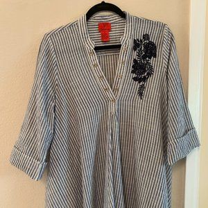 V Cristina top tunic. lovely embroidery, strip vertical. Size M